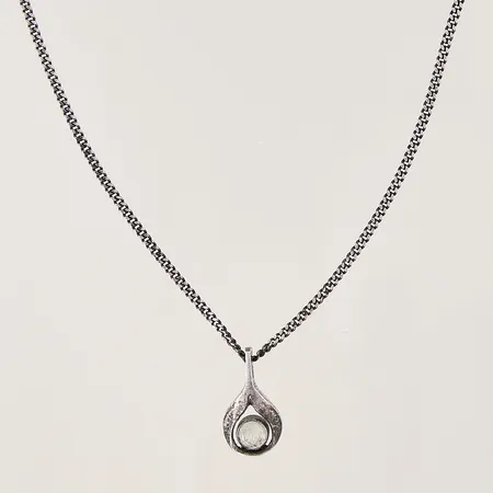 Kedja Pansar längd 43,5-47cm, bredd 1,7mm, hänge 18x10,3mm med bergkristall, FinnFeelings, Karl Laine, silver 925/1000 Vikt: 5,3 g