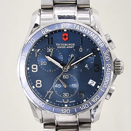 Herrur Victorinox Swiss Army, stål, quartz, ref-nr: 241120, serie-nr: 080817426, Ø41mm, safirglas, stållänk, datum, kronograf nollställer ej korrekt, boett samt länk med mindre repor, tachymeterskala med mindre färgbortfall, inga tillbehör 