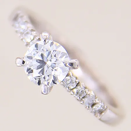 Ring, briljantslipad diamant 0,76ct Top Wesselton(F)/SI1, Good/Ex/Ex/None, vikt samt kvalitet enligt certifikat från GIA, 7216498782, laserinskription på rondist, sidostenar briljantslipade diamanter 8xca0,02ct, stl 16¼, bredd 2-6mm, vitguld, personlig gravyr, behov av förstärkning/justering av klor, etui, 18K Vikt: 3,7 g