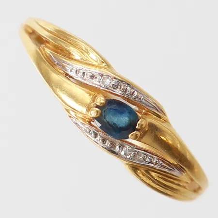 Ring med Safir samt 8/8-slipade diamanter 2 x ca 0,005ct, stl: 17, bredd 1,4-5,5mm, GHA, tvåfärgat 18K. Vikt: 1,7 g