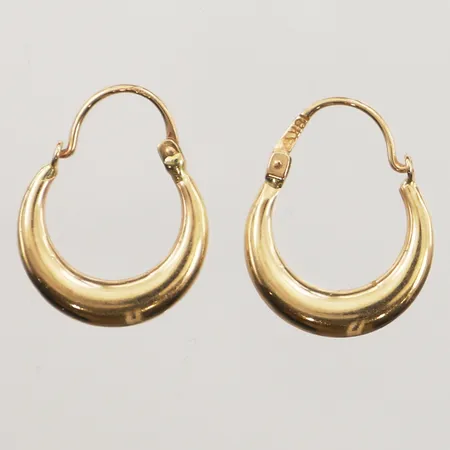 Ett par örhängen, Ø15,2mm, bredd 2,4mm, 18K Vikt: 1,2 g