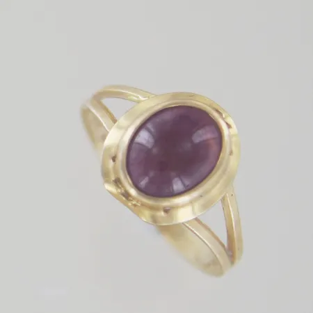 Ring med rosa sten  Ø18,5 mm, bredd 12 x 11 mm 18K Vikt: 2,3 g