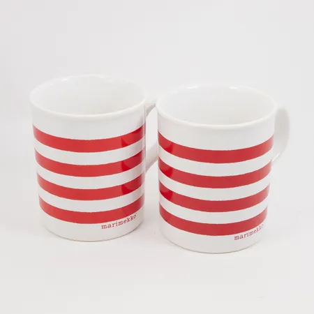 2 Kaffekoppar med handtag Marimekko, vita med röda ränder, höjd 9,5cm, made in England, bruksskick  Skickas med paket.