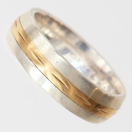 Ring med gulddekor, stl: 19, bredd 6mm, gravyr, Silver 925/1000. Vikt: 6,4 g