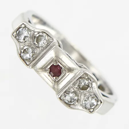Ring med rubin och 6 diamanter 0,36ctv, enligt inskription, bredd: 2-2mm, vitguld 18K Vikt: 6,1 g