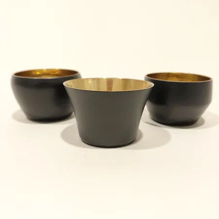 Tre ljuslyktor Kin Skultuna, Claesson Koivisto Rune, höjd ca 4,5cm, Ø4cm, mässing.