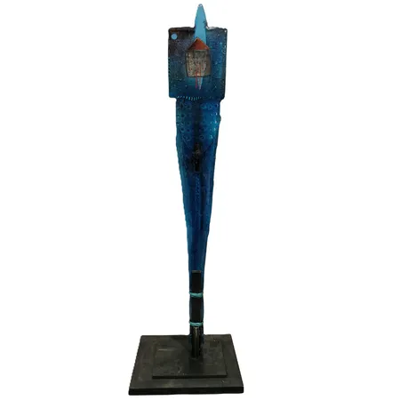 Skulptur Unique Bertil Vallien Kosta Boda, numrerad 7530874, signerad, höjd ca 100cm inkl metallsockel, bredd ca 16cm, metallsockel 30x30cm, mindre avslag. Skickas ej. Specialfrakt, kontakta pantbankskontoret för mer information.