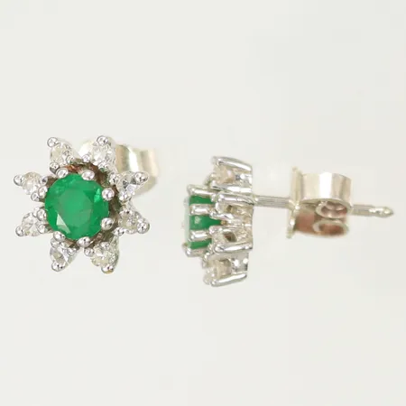 Ett par örhängen med diamanter totalt ca 20x 0,01ct, samt gröna stenar, 15x7mm, vitguld,18K, 3,6g  