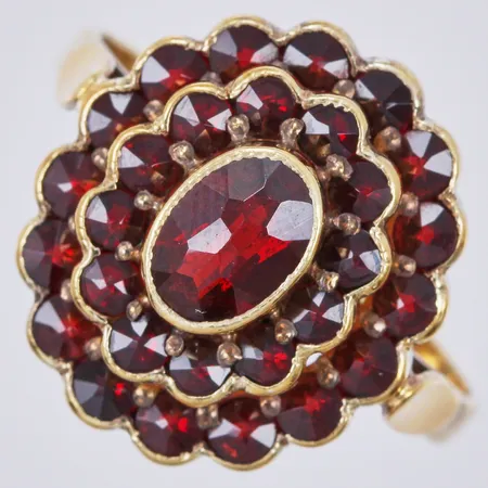 Ring med granater stl: 19 bredd: ca 2-17mm, 925/1000, förgyllt silver Vikt: 4 g