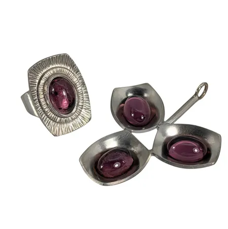 Retro Tennsmycken, JÖRGEN JENSEN Danmark, lila stenar, hänge längd 59 mm, bredd 48,5 mm, ring Ø18,0 mm (justerbar skena), stor dekor 28x20 mm, modell 220B resp. 260, stenar utan anmärkning, vikt 27,9 gram