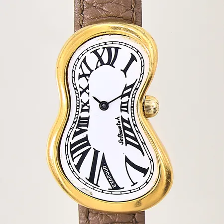 Herrur Softwatch Salvador Dalí by Exaequo Genève, quartz, doublé, 40x26mm, ref-nr: 92010, serienr: 022146, skadat plexiglas, färgbortfall på innersta i kanten,  läderband och stålspänne ej original, inga tillbehör.  Vikt: 0 g