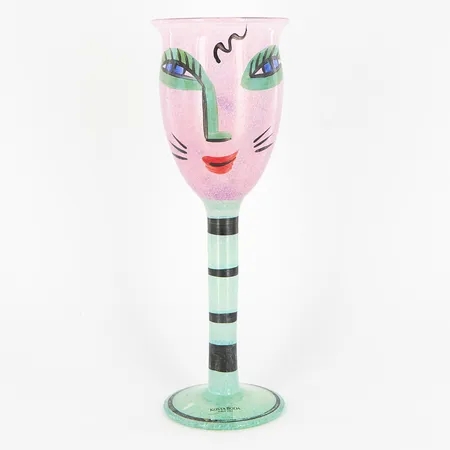 Pokalglas Ulrica Hydman Vallien, Open Minds, rosa med grön fot, 24cm, Ø9cm, signerad i botten Kosta Boda Artist Coll. Ulrica HV 98823