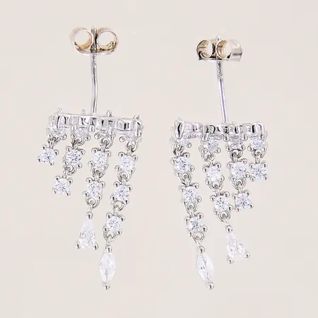 Ett par örhängen med vita stenar, 25x11mm, skeva stift, silver 925/1000 Vikt: 3,2 g