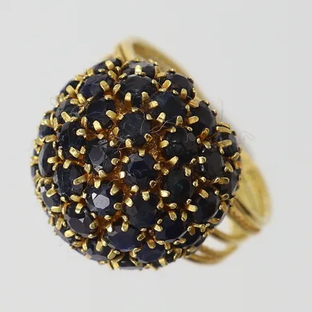 Ring med blå/svarta stenar, stl: 15¾, bredd 4-15mm, 18K. Vikt: 5,2 g