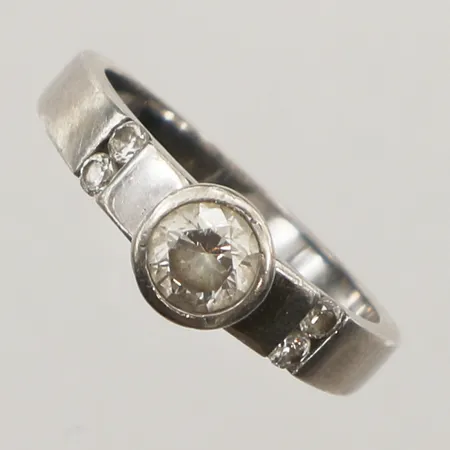 Ring med vit sten, stl 17, bredd 6,5mm, 925/1000 silver  Vikt: 3 g