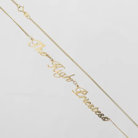 Collier "The High Priestess", längd 45cm, höjd på bokstäver 10mm, 18K guld Vikt: 4,1 g