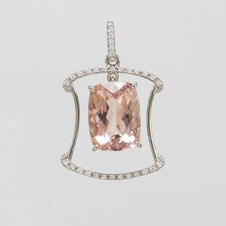 Hänge med en morganit ca.16x11,8mm samt diamanter 7 x 0,01ct, 26 x ca.0,005ct, längd: 37,5mm, metallblandning med 83% platina, ostämplad, bruttovikt 9,8g