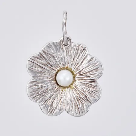 Hänge, blomma med odlad pärla, längd: ca 2cm, bredd: ca 15mm, VJ, Janson Guldvaru Ab Victor, Lindesberg, 830/1000 Silver Vikt: 1,6 g