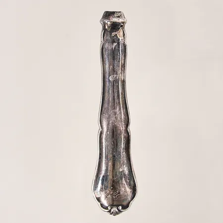 Skaft till kniv, gravyr, fyllt, defekt, silver 830/1000 Vikt: 61,1 g