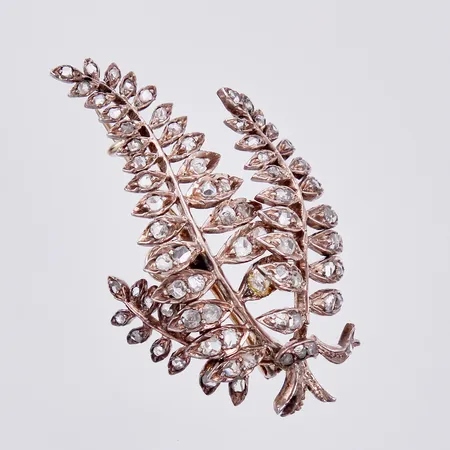 Brosch med rosenstenar, längd: ca 4,7cm, bredd: ca 30mm, ostämplad, 14K Vikt: 8,5 g