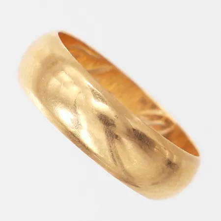 Ring slät, stl: 16¼, bredd 5mm, gravyr, 18K.  Vikt: 3,8 g