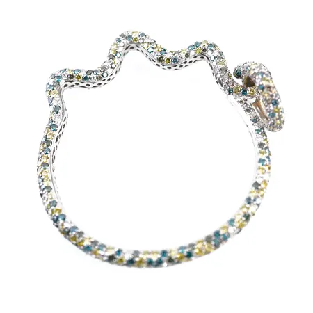 Armring m brilliantslipade diamanter totalt 9,84ct Fancy Intensive Blue, klarhet SI, 12,14ct briljantslipade diamanter i färgen Intense Yellow-Greenish Yellow, Fancy Vivid Green klarhet SI samt 6,26ct briljantslipade diamanter Color F-G, klarhet SI, vitguld, innermått ca 20cm, bredd ca 8mm, värderingsintyg IGL London 2021, 18k Vikt: 45,8 g