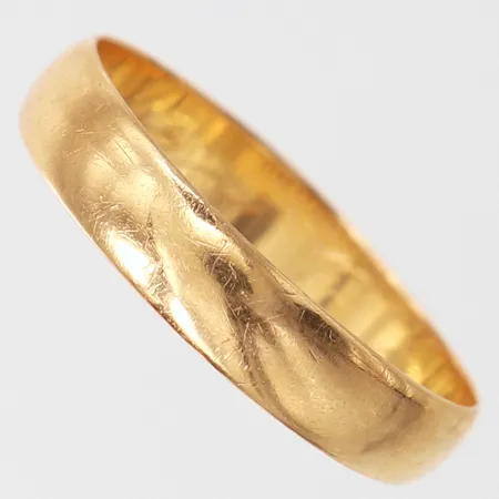 Ring slät, stl: 20¾, bredd 4,5mm, gravyr, skev, 18K.  Vikt: 3,3 g