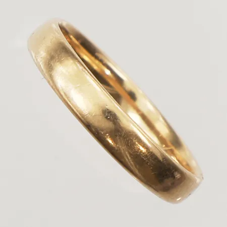 Ring slät, stl 18¾, bredd 3,8mm, gravyr, skev, 18K  Vikt: 3,9 g