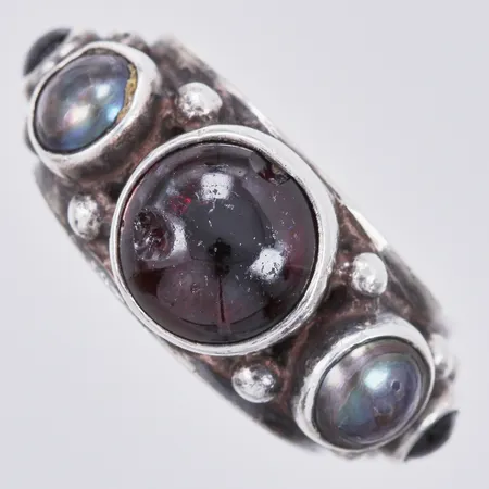 Ring KumKum med färgade stenar stl: 17, bredd: ca 8-12mm, en sten med nagg, något repig, 925/1000 silver Vikt: 11,2 g