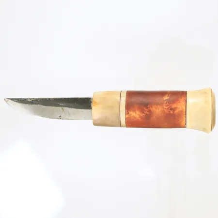 Samekniv sign PE, troligen Per Erik Nilsson, knivbladet V S, ca 16cm varav knivblad 7cm, skaft av renhorn och björk.