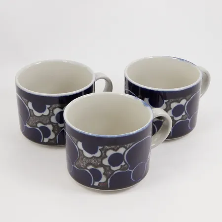 3 Koppar med handtag Saara Arabia Finland, design Anja Jaatinen-Winquist, höjd ca 7cm, tillverkningsfel samt bruksslitage  Skickas med paket.