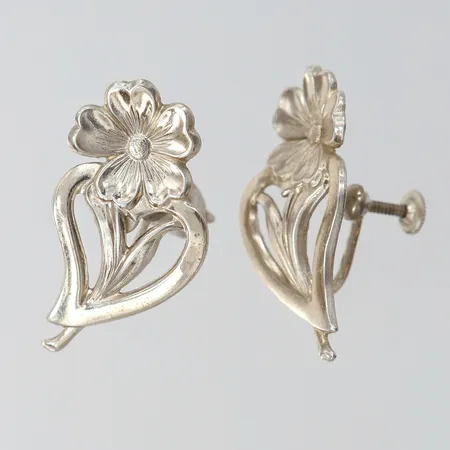 Ett par örhängen med blomdekor, längd 35mm, bredd 19-22mm, skruvlås, Sterling  Vikt: 3,4 g