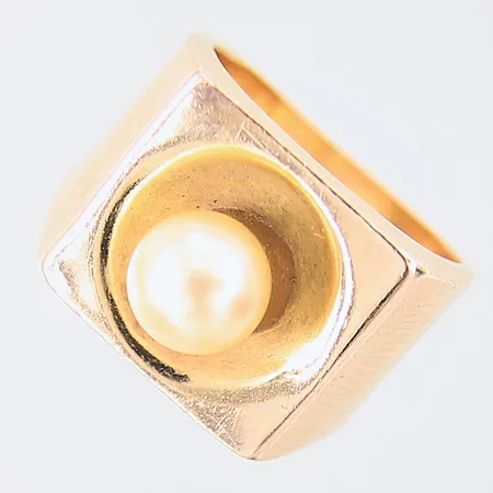 Ring med odlad pärla Ø6,5mm, stl 14½, bredd 4,9-12,9mm, bucklig, ostämplad, 14K  Vikt: 4,6 g
