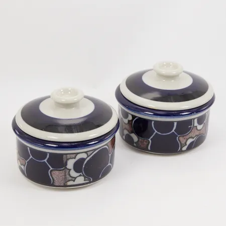 2 Skålar med lock Saara Arabia Finland, design Anja Jaatinen-Winqvist, höjd inkl lock ca 8cm, bruksskick  Skickas med paket.