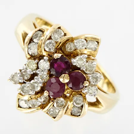 Ring med rubiner och diamanter ca 25x0,02ct, stl 17, bredd: 3,5-17mm, 14K Vikt: 6 g