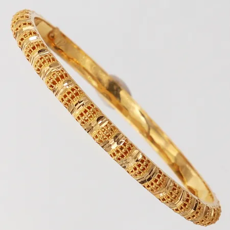 Armring med dekor, Ø61mm, bredd 5,4mm, 21K. Vikt: 9,4 g