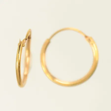 Örhängen, Ø, 15mm, bredd 1mm, ena örhänget smått ojämnt, 18K, 0,4g Vikt: 0,4 g