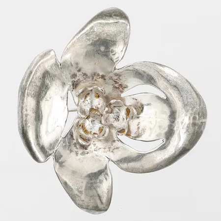 Brosch, stämplad B.A, ca 60x55mm, slitage.  Vikt: 17,1 g