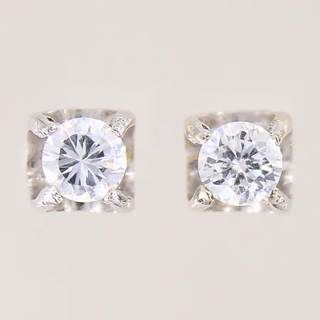 Ett par örhängen med vita stenar, Ø7,3mm, ostämplade, vitguld, 18K Vikt: 3,6 g