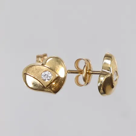 Ett par Örhängen i form av hjärtan med vita stenar 7x6mm 18K Vikt: 0,8 g