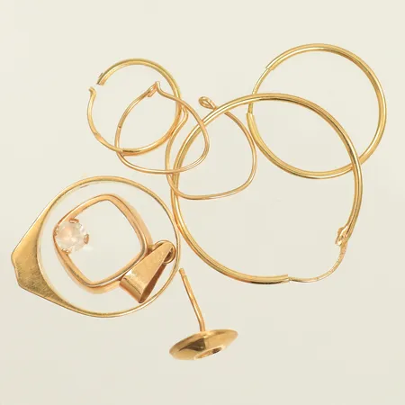 Diverse guld, udda örhängen, ring, hänge, defekt/av 18K  Vikt: 4,9 g