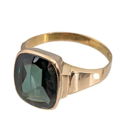 Klackring, 18K guld, grön Spinell 10,5 x 12,5 mm, Hallberg Guldvarufabrik Aktiebolag (CBH), Köping, svensk kontrollstämpel, Ø18¾ mm, bredd 2,3 - 13,5 mm, sten utan anmärkning Vikt: 4 g