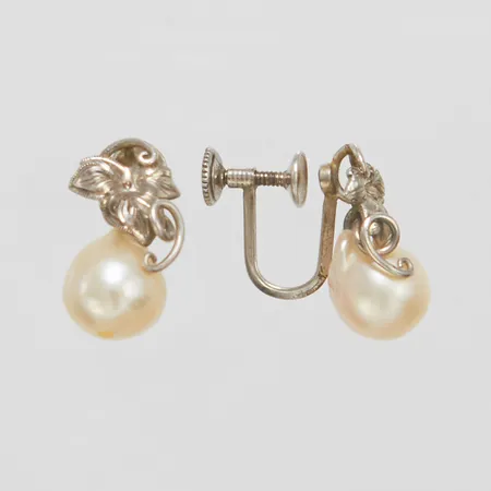Örhängen med odlade semibarocka saltvattenpärlor, genomborrade, skruvmekanism, silver, 950/1000 Vikt: 5 g
