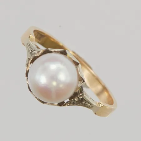 Ring med pärla Ø17, bredd: 7,8mm, 18K, 2,9g.