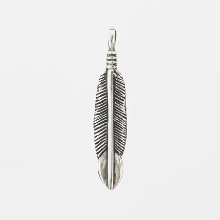 Hänge i form av en fjäder, längd: 47 mm, bredd: 10 mm, 925/1000 silver.  Vikt: 4 g