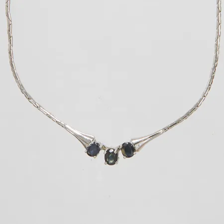 Collier med safirer, ca.5x4mm, längd: 42,2cm, bredd: 1,5-5,3mm, defekt lås, silver, 835/1000 Vikt: 8,5 g
