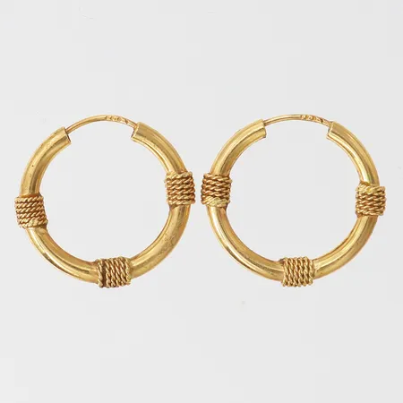 Ett par örhängen, creoler, Ø12,5, bredd 3mm, 18K.  Vikt: 2 g