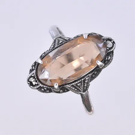 Ring med brun sten, stl 17, bredd 2-18 mm, silver 830/1000. Vikt: 1,7 g