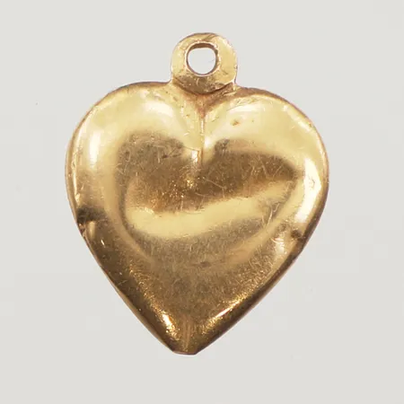 Hänge hjärta, längd 15,8mm, bredd 12,9mm, gravyr, bucklor, ögla saknas, 18K Vikt: 0,8 g