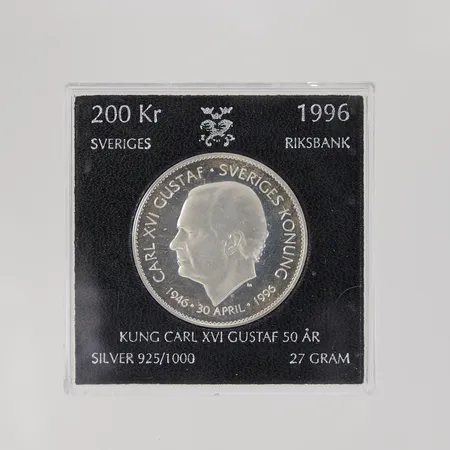 Mynt Kung Carl XVI Gustaf 50år, 1996, nominellt värde: 200kr, plastetui, 925/1000 silver Vikt: 27 g